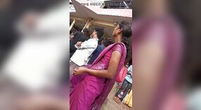 Tamil biuro dziewczyna wystawia jej boczne cycki i pępek na przystanku autobusowym 0 / min 50 sec