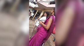 Tamil biuro dziewczyna wystawia jej boczne cycki i pępek na przystanku autobusowym 1 / min 00 sec
