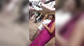 Tamil ufficio ragazza espone il suo lato tette e ombelico a un bus stop 1 min 10 sec
