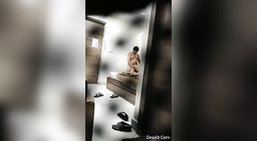 インドのボスは誘惑し、ホテルの部屋でテルグ語の女子大生とセックスをします 14 分 30 秒