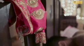 Seorang pria menjual istrinya yang baru menikah pada malam pertama dalam serial web India 4 min 20 sec