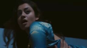 Wanita India seksi dengan payudara besar tertangkap kamera dalam seri web terbaru 15 min 00 sec