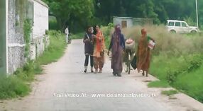 Mulheres indianas boazonas com Mamas grandes capturadas na câmara na mais recente série da web 5 minuto 50 SEC