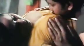 Mallu Reshma momento íntimo con su esposo con un sari amarillo y blanco 2 mín. 00 sec