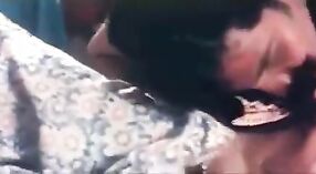 মল্লু রেশমাস তার স্বামীর সাথে একটি হলুদ এবং সাদা শাড়িতে অন্তরঙ্গ মুহূর্ত 3 মিন 00 সেকেন্ড