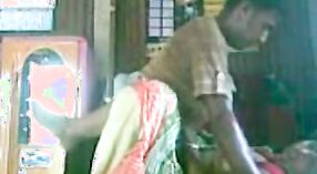 Un chauffeur hindi a des relations sexuelles avec une jolie femme de chambre en tenue indienne traditionnelle 1 minute 40 sec