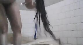 Imagens gravadas secretamente de uma dona de casa indiana tomando banho, revelando seu corpo atraente e características sexuais 0 minuto 50 SEC