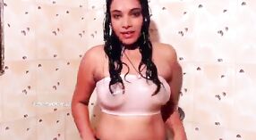 Seductora ama de casa del sur de la India revela sus voluptuosas curvas en la ducha 3 mín. 20 sec