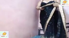 Ibu rumah tangga India dengan payudara besar menyelenggarakan pertunjukan langsung dalam definisi tinggi 2 min 50 sec