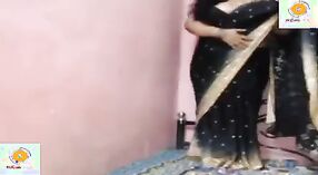 Indiase Huisvrouw met grote borsten hosts een live show in high definition 3 min 40 sec