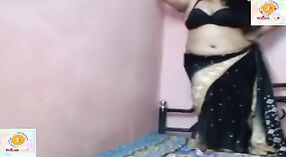Indiase Huisvrouw met grote borsten hosts een live show in high definition 5 min 20 sec