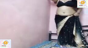 Indiase Huisvrouw met grote borsten hosts een live show in high definition 6 min 10 sec