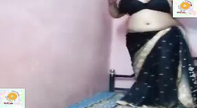 Indische Hausfrau mit großen Brüsten veranstaltet eine Live -Show in High Definition 7 min 00 s