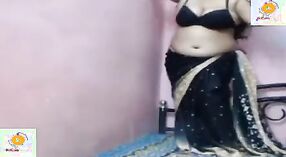 Indiase Huisvrouw met grote borsten hosts een live show in high definition 7 min 50 sec