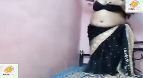 Ibu rumah tangga India dengan payudara besar menyelenggarakan pertunjukan langsung dalam definisi tinggi 8 min 40 sec