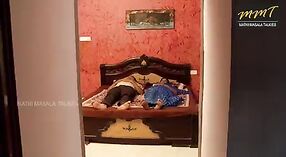 मादक भारतीय गृहिणी झोपेत असताना तिच्या पती मित्राशी वाफेच्या चकमकीत गुंतले 1 मिन 30 सेकंद