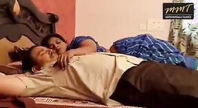 Sexy ama de casa india se entrega a un encuentro humeante con el amigo de su esposo mientras duerme 3 mín. 50 sec