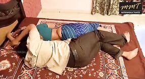 Ibu rumah tangga India yang seksi memanjakan diri dalam pertemuan beruap dengan teman suaminya saat dia tertidur 5 min 00 sec