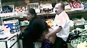 Istri India menikmati seks publik di spyamateur.com video 3 min 00 sec