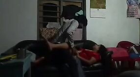 Une femme indienne mature s'engage dans une rencontre passionnée avec son jeune amant dans sa propre maison 1 minute 00 sec