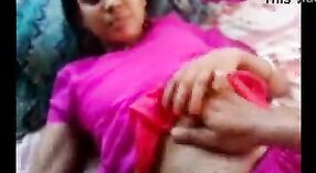 Indiase Huisvrouw met groot borsten in zelfgemaakte seks video - 0 min 0 sec