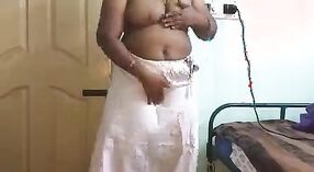 Hausgemachte indische MILF mit großem Arsch und rasierte Muschi im Saree 5 min 20 s