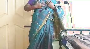 Hausgemachte indische MILF mit großem Arsch und rasierte Muschi im Saree 0 min 0 s