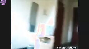 Ama de casa india madura se pone áspera y descuidada en un video casero de cámara 1 mín. 20 sec