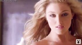 Model India Amazing kanthi awak sing sampurna ing lipstik panas-themed photosot 1 min 50 sec