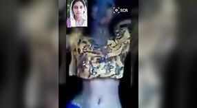 Genç Hint kolej kız indulges içinde buharlı video chat ile ona sevgili 1 dakika 20 saniyelik