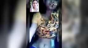 Jonge Indiase college meisje overgeeft in stomende video-chat met haar minnaar 1 min 40 sec
