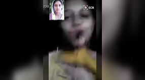 年轻的印度大学女孩与她的情人沉迷于热闹的视频聊天 3 敏 00 sec