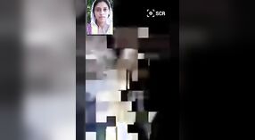 젊은 인도 대학 소녀에 탐닉 증기의 비디오 채팅을 가진 그녀의 애인 4 최소 20 초