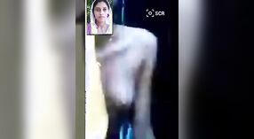 Une jeune étudiante indienne se livre à une conversation vidéo torride avec son amant 4 minute 40 sec