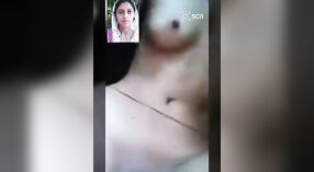 Jonge Indiase college meisje overgeeft in stomende video-chat met haar minnaar 5 min 20 sec