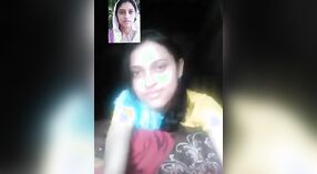 Jonge Indiase college meisje overgeeft in stomende video-chat met haar minnaar 5 min 40 sec