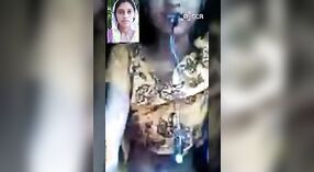 若いインドの女子大生は彼女の恋人との蒸し暑いビデオチャットにふける 1 分 00 秒
