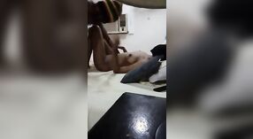 Desi Guy hat intensive Sex mit Freundin in hausgemachtem Video 9 min 40 s