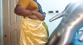 Amateur Tante in saree deelt zelfgemaakte video met geile kijkers 2 min 00 sec
