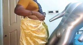 Amateurtante im Saree teilt hausgemachtes Video mit geilen Zuschauern 2 min 00 s