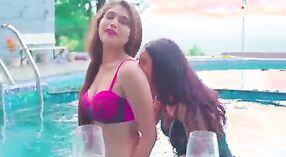 Seksi lesbian ruangan karo Mumbai ing kolam renang 1 min 40 sec