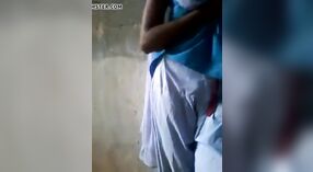 Um jovem casal se envolve em atividade sexual na escola 1 minuto 40 SEC