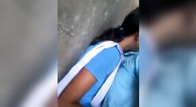 Um jovem casal se envolve em atividade sexual na escola 0 minuto 0 SEC