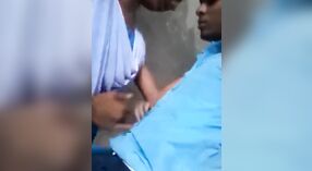 Um jovem casal se envolve em atividade sexual na escola 0 minuto 30 SEC