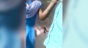 Una pareja joven se involucra en actividades sexuales en la escuela. 1 mín. 00 sec