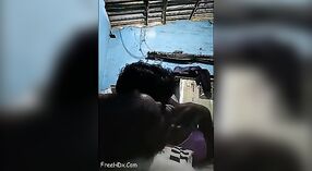 Desi tía se la follan duro en su dormitorio con audio Hindi 16 mín. 20 sec