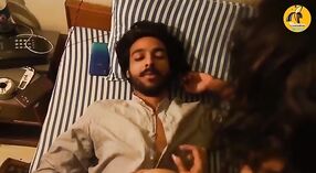 Desi couple aime le sexe passionné dans une chambre d'hôtel 2 minute 00 sec