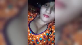 Una niña paquistaní revela sus senos durante una videollamada 0 mín. 0 sec