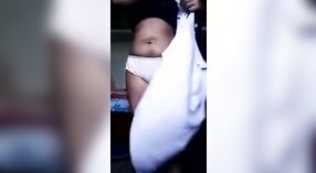 A universitária com Mamas grandes filma-se a mudar de roupa num vídeo sedutor 3 minuto 20 SEC