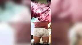 Una chica bangladesí se entrega al placer personal y a los dedos durante una videollamada con su amante en esta serie de dos partes 0 mín. 0 sec